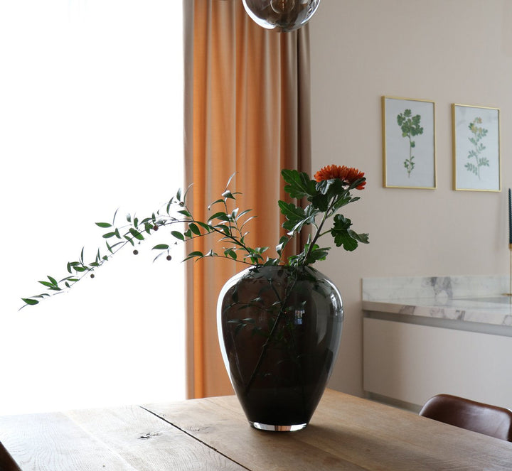 Kander Grey vaas – Mondgeblazen antraciet designvaas met geslepen rand