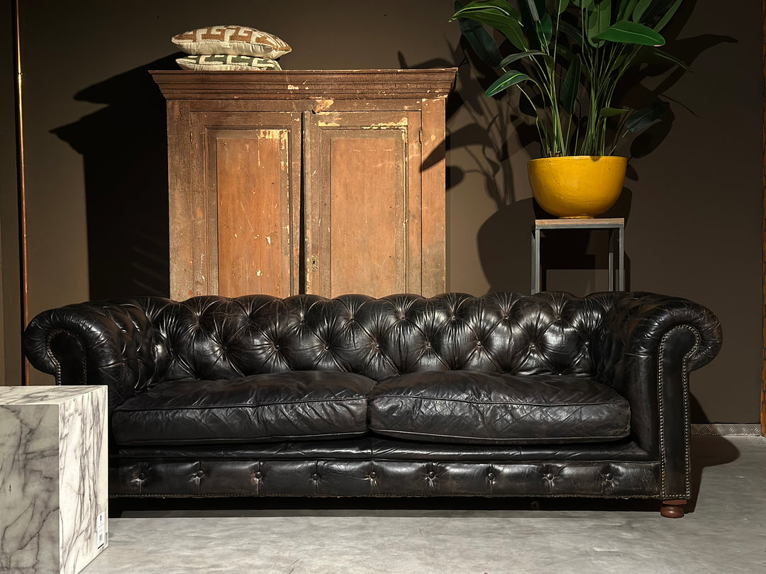 Oude vintage chesterfield zwart