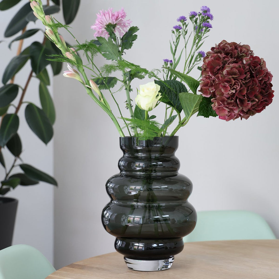 Maputo Gray vaas – mondgeblazen glazen designvaas in grijs/groen | Ø18/22 x H24/30 cm – stoer en stijlvol
