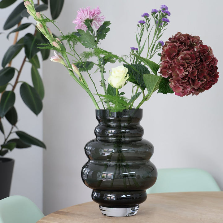 Maputo Gray vaas – mondgeblazen glazen designvaas in grijs/groen | Ø18/22 x H24/30 cm – stoer en stijlvol