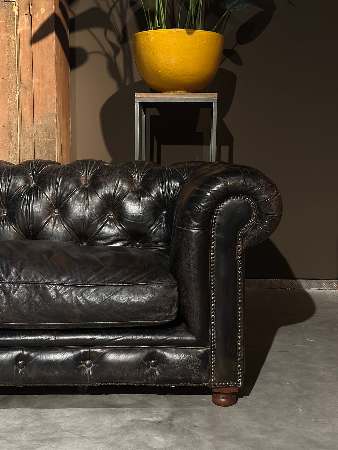 Oude vintage chesterfield zwart