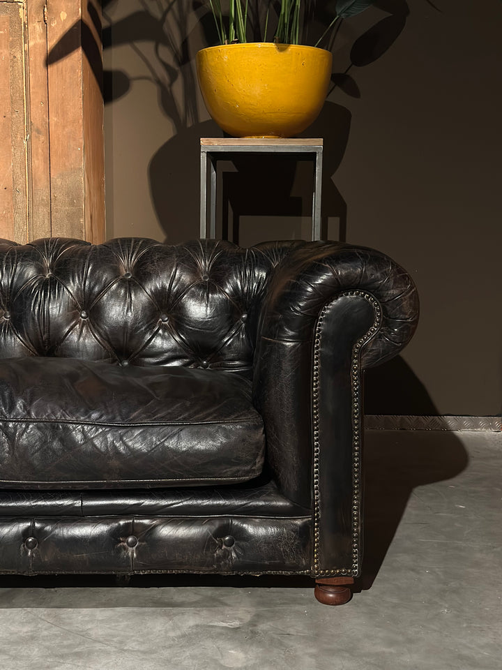 Oude vintage chesterfield zwart