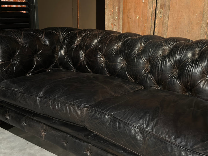 Oude vintage chesterfield zwart