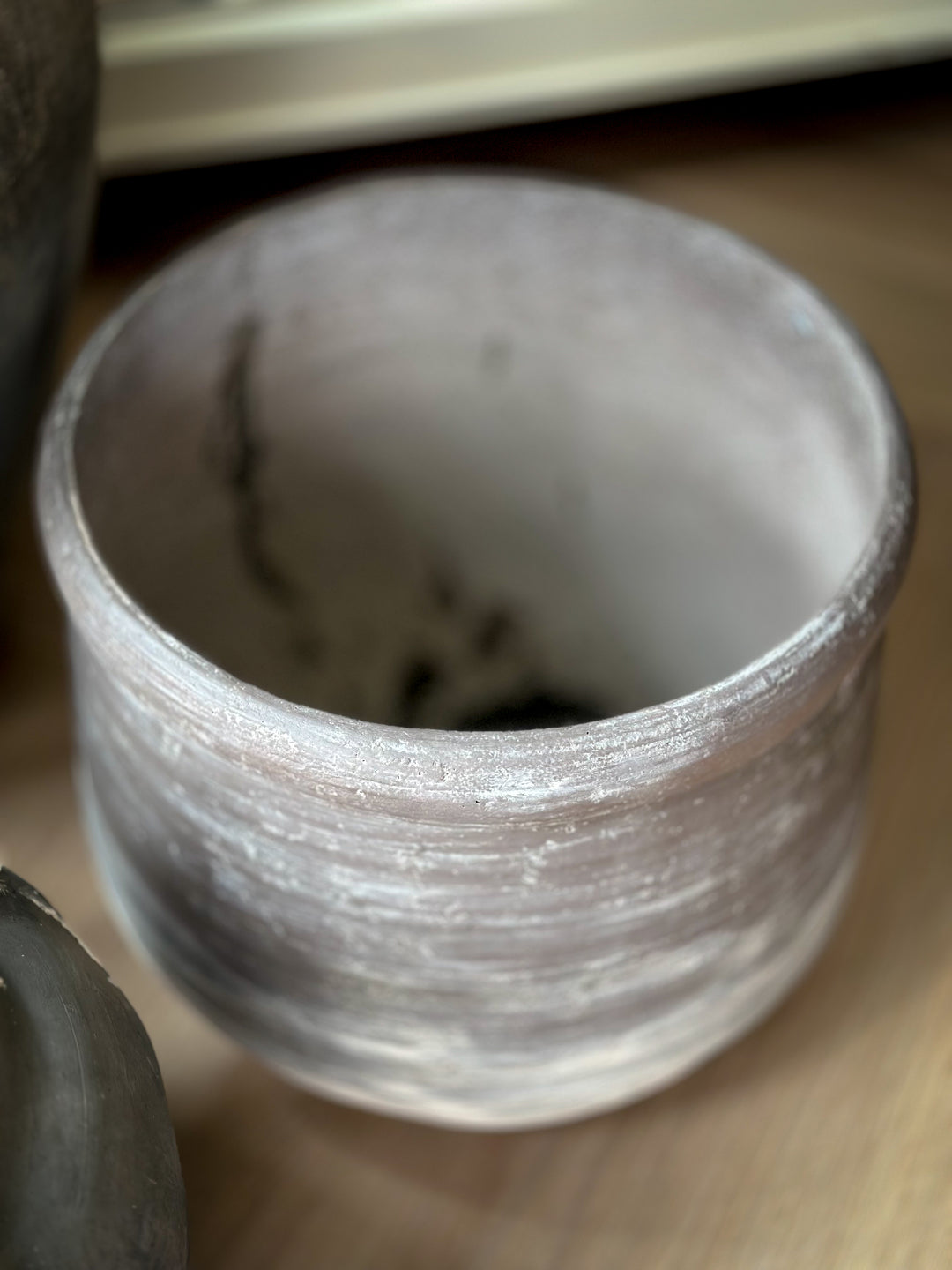 Grijze oude kruik /pot