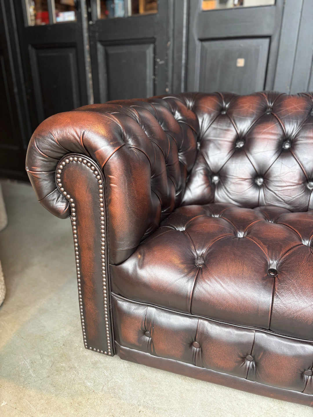 Engelse Chesterfield Buttonseat Bank Nieuwstaat