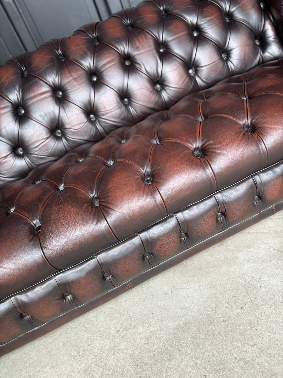 Engelse Chesterfield Buttonseat Bank Nieuwstaat