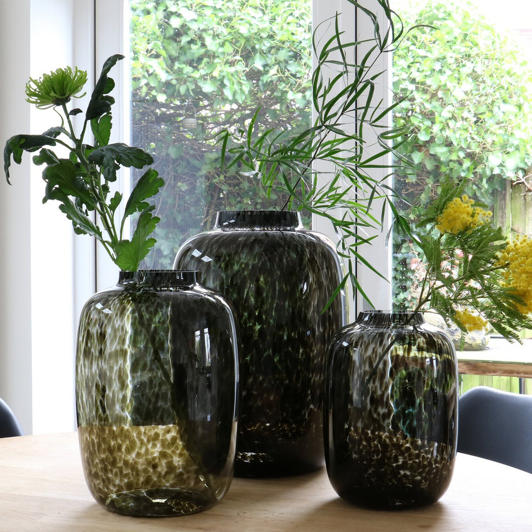 Kara Cheetah vaas – Mondgeblazen design van grijs glas
