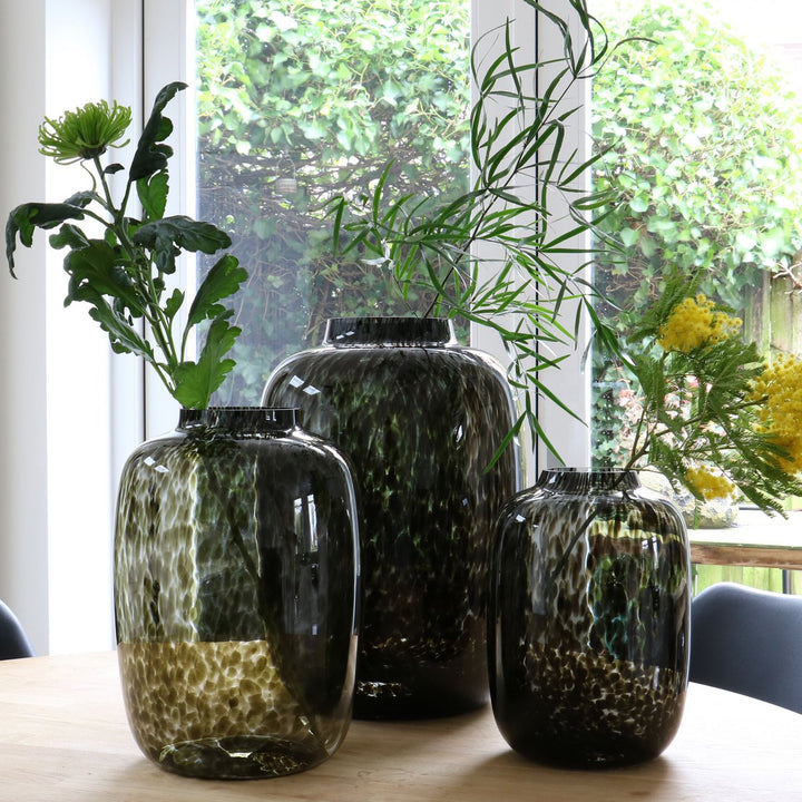 Kara Cheetah vaas – Mondgeblazen design van grijs glas