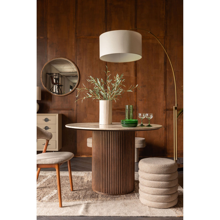 Eettafel travertin rond beige gedekt met servies – Dutchbone Arda
