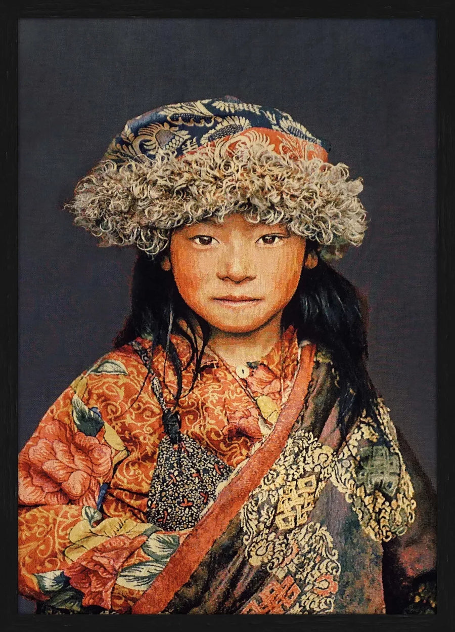 Tibetan Child Blue – Gobelin Wanddecoratie Met Lijst | Luxe Geweven Kunstwerk