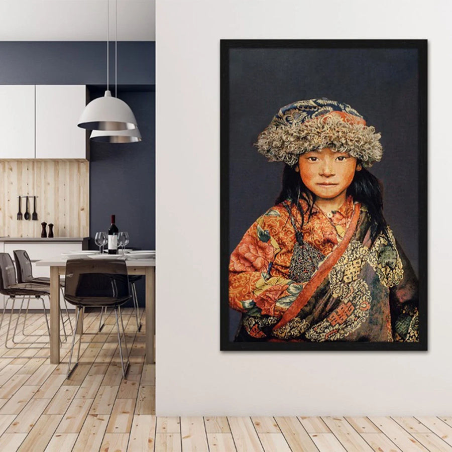 Tibetan Child Blue – Gobelin Wanddecoratie Met Lijst | Luxe Geweven Kunstwerk
