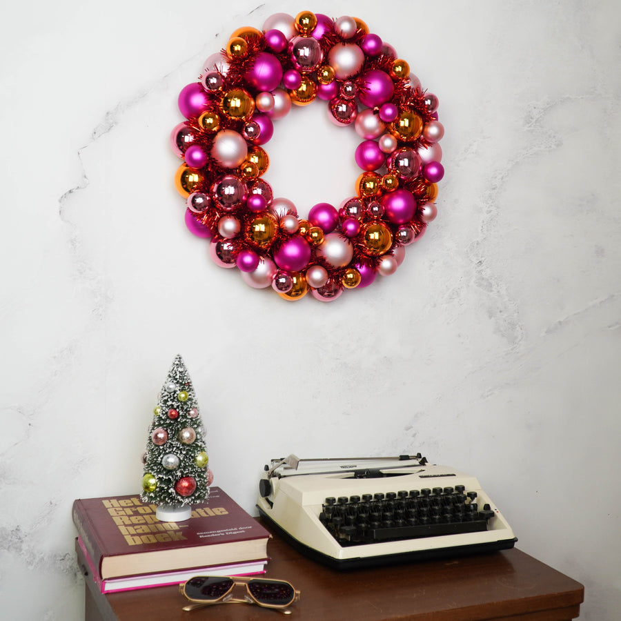Kerstkrans Kerstballen Roze & Oranje – 34 cm