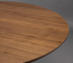 Detail van het walnootkleurige blad van de Barlet eettafel