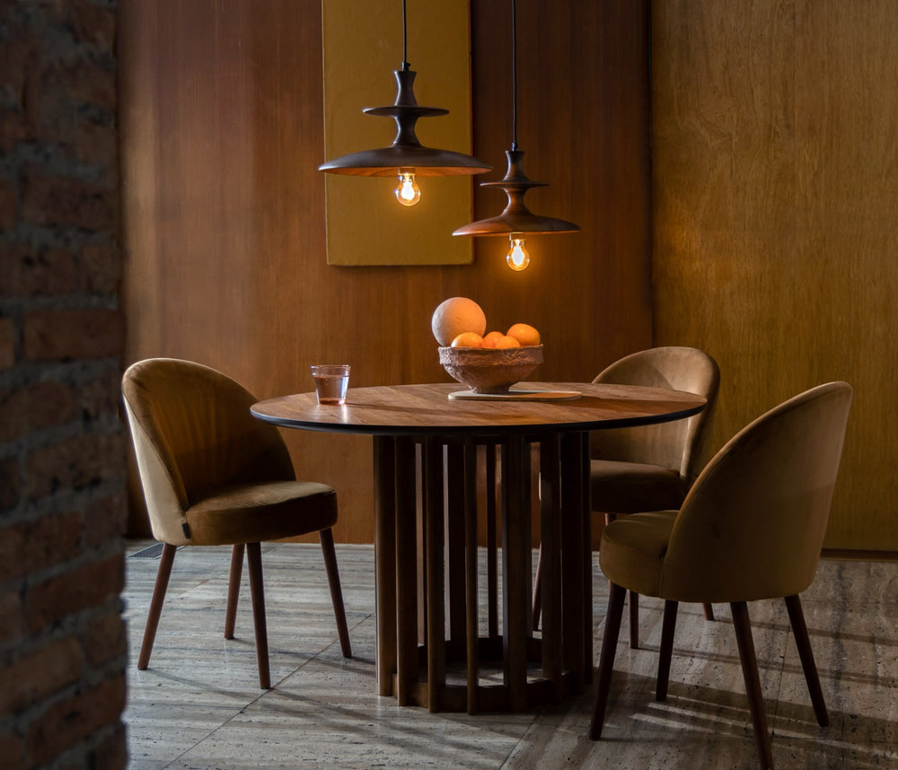 Ronde walnoot eettafel Barlet 120 cm in een eetkamer