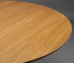 Ronde eiken eettafel Barlet 120 cm in een eetkamer