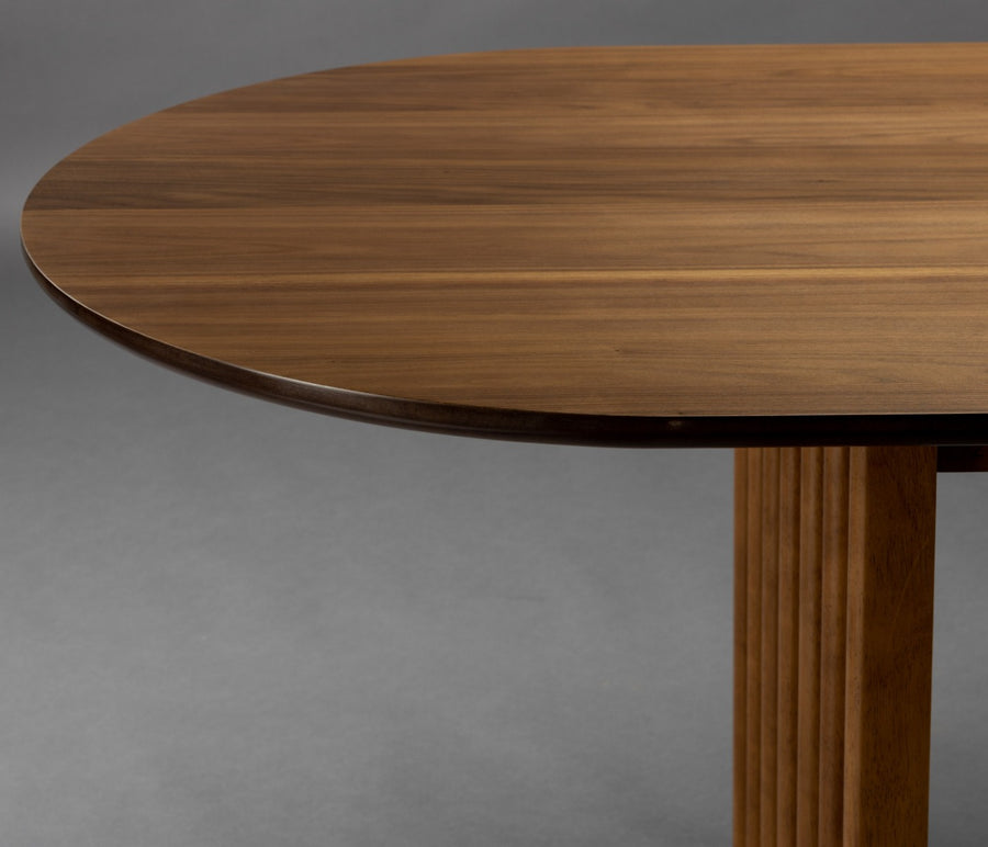 Detail van het walnootkleurige blad van de ovale Barlet eettafel