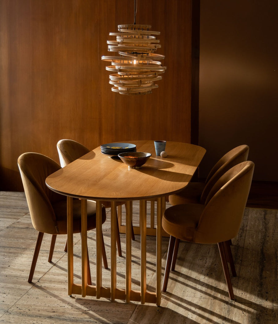 Ovale eiken eettafel Barlet uitgeschoven in een eetkamer