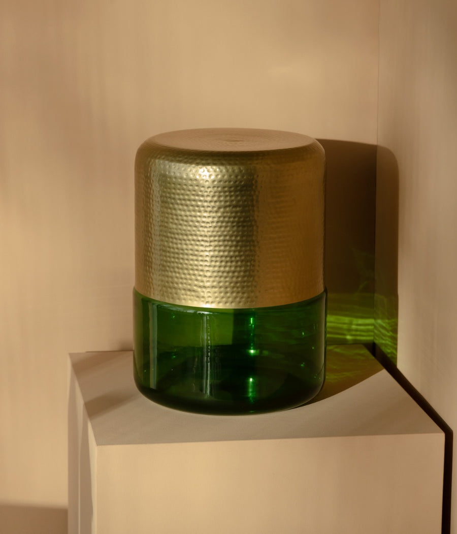 Groene glazen bijzettafel Cave in een woonkamer