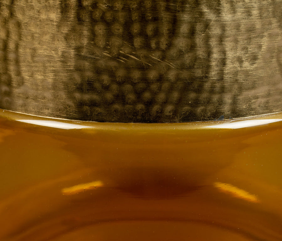 Detail van het gele glas van de Cave bijzettafel