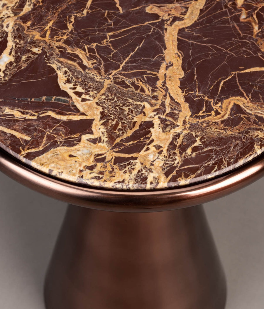 Detail van de marmeren voet van de Mount bijzettafel