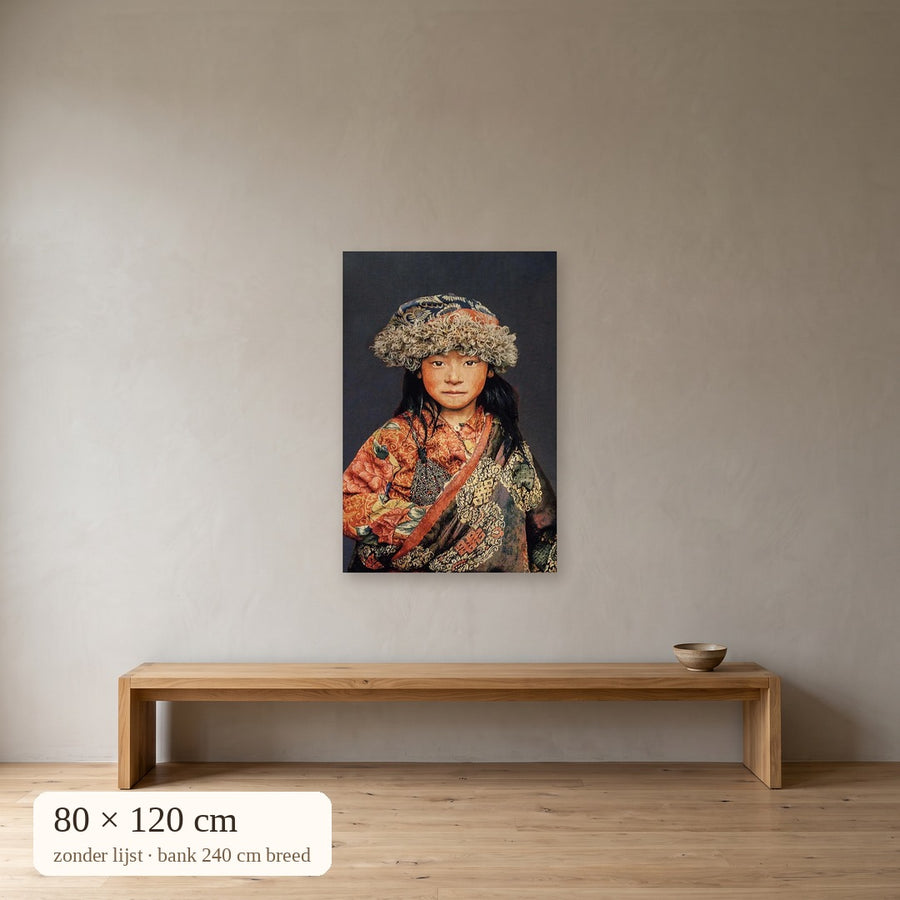 Tibetan Child blauw gobelin 80x120 cm zonder lijst boven bank van 240 cm