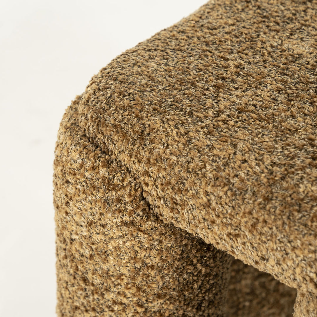 Poef Omla – stof & hout mosterd