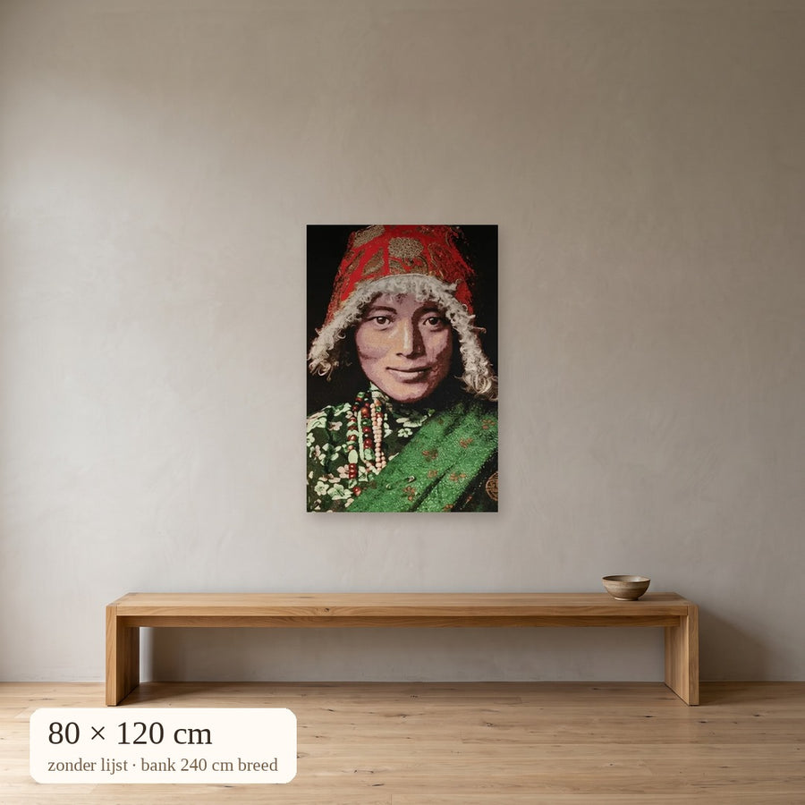 Tibetaanse vrouw wandpaneel 80x120 cm zonder lijst boven bank van 240 cm