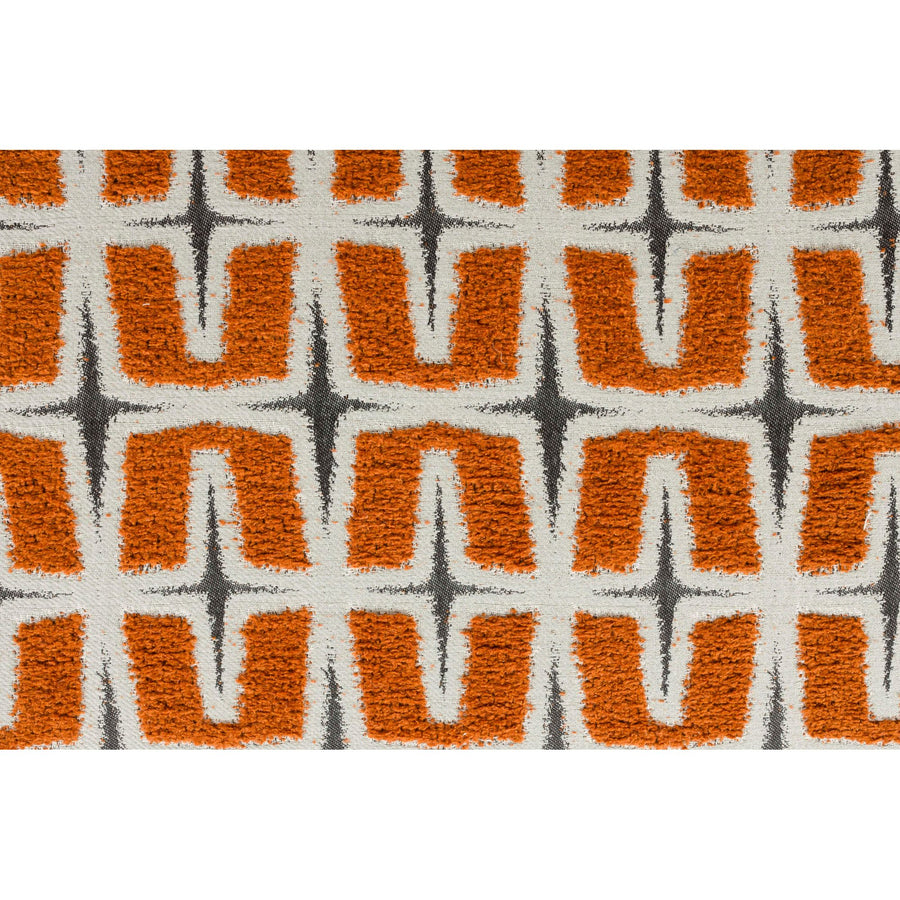 Detail van de oranje geweven stof met grafisch patroon