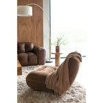 Beige velours Wyatt fauteuil in een woonkamer