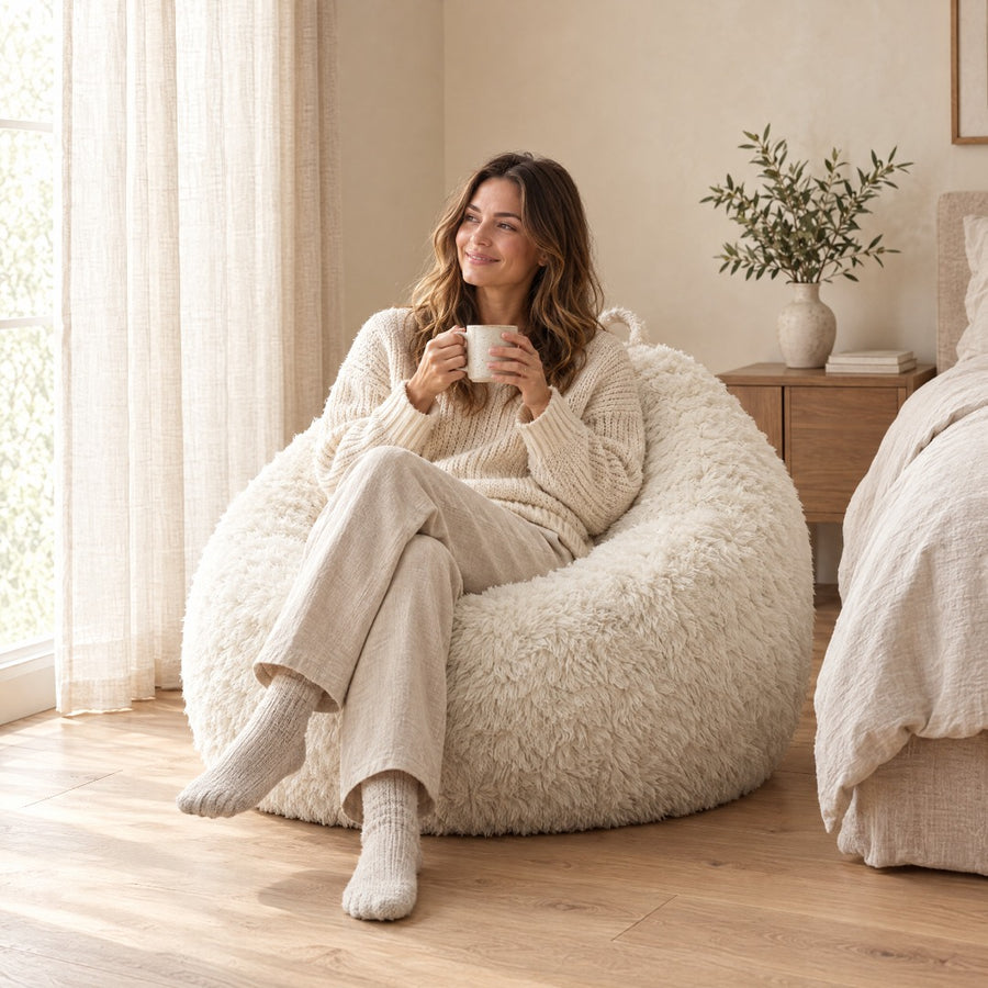 Elsa fluffy lounge stoel M in Dove white met persoon
