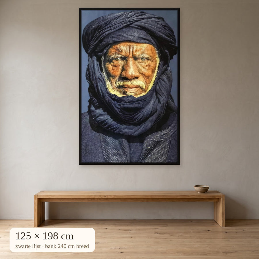 Tuareg man blauw gobelin 125x198 cm met zwarte lijst boven bank van 240 cm