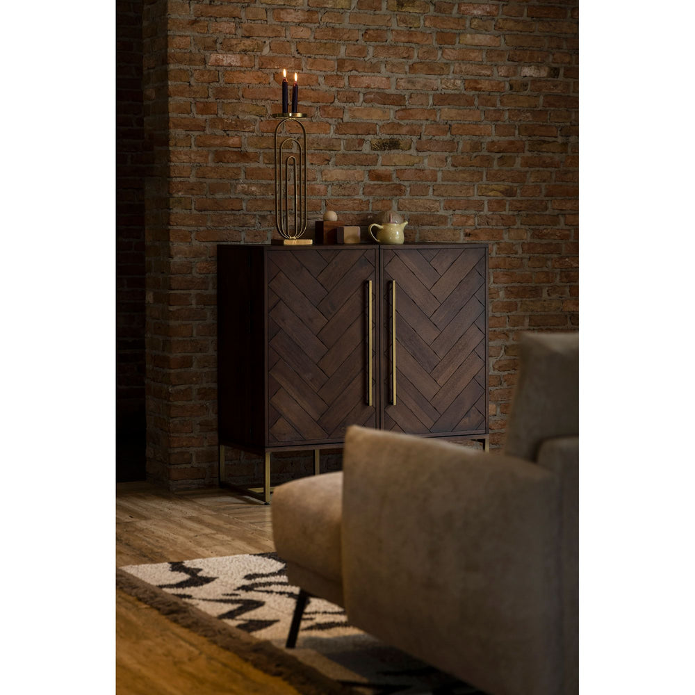Houten wijnkast Class in een woonkamer