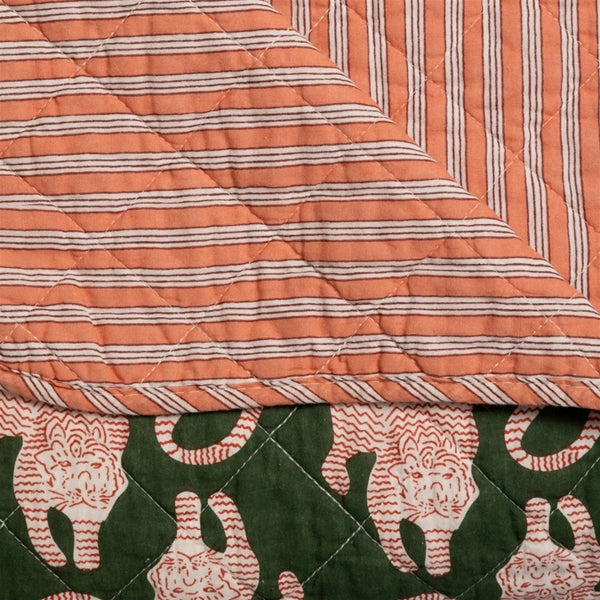 Detail quilt: crème tijgers op bosgroen en zalmroze streep aan de andere kant