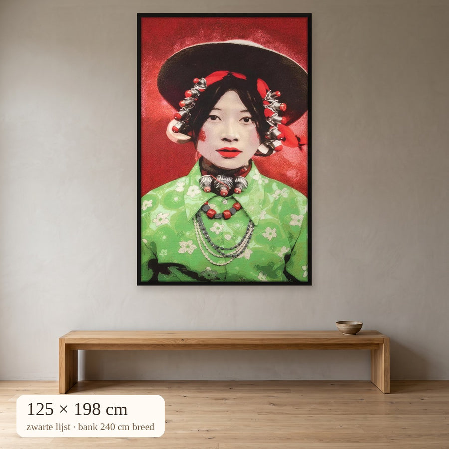 Tibetaans meisje gobelin 125x198 cm met zwarte lijst boven bank van 240 cm