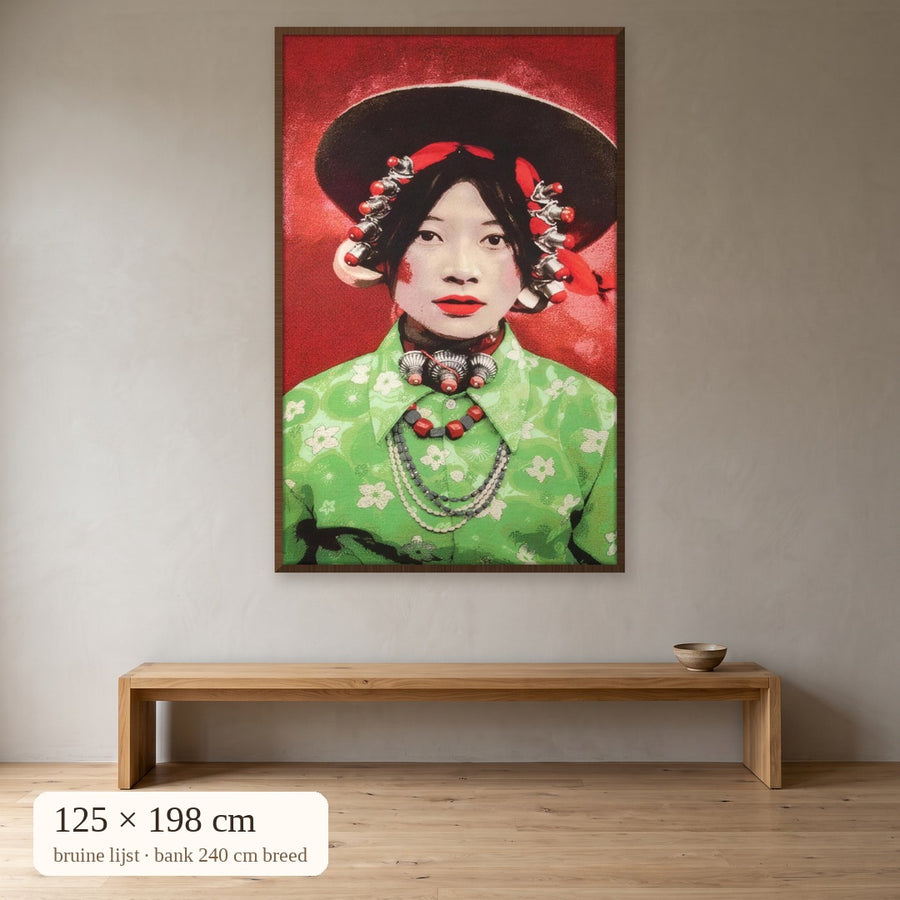 Tibetaans meisje gobelin 125x198 cm met bruine lijst boven bank van 240 cm