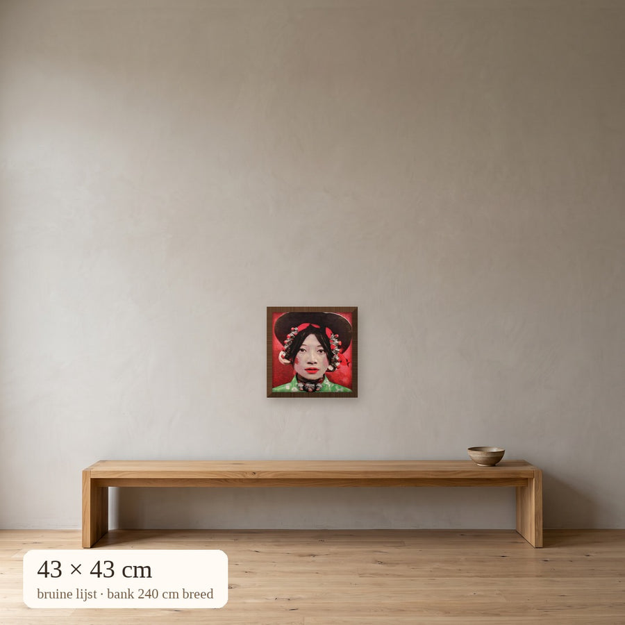 Tibetaans meisje gobelin 43x43 cm met bruine lijst boven bank van 240 cm