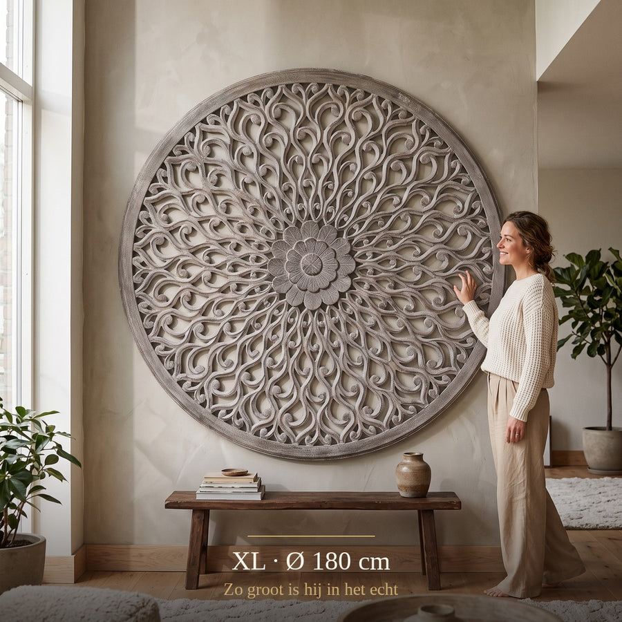 Vane wandpaneel XL Ø180 cm met persoon ernaast voor de echte maat