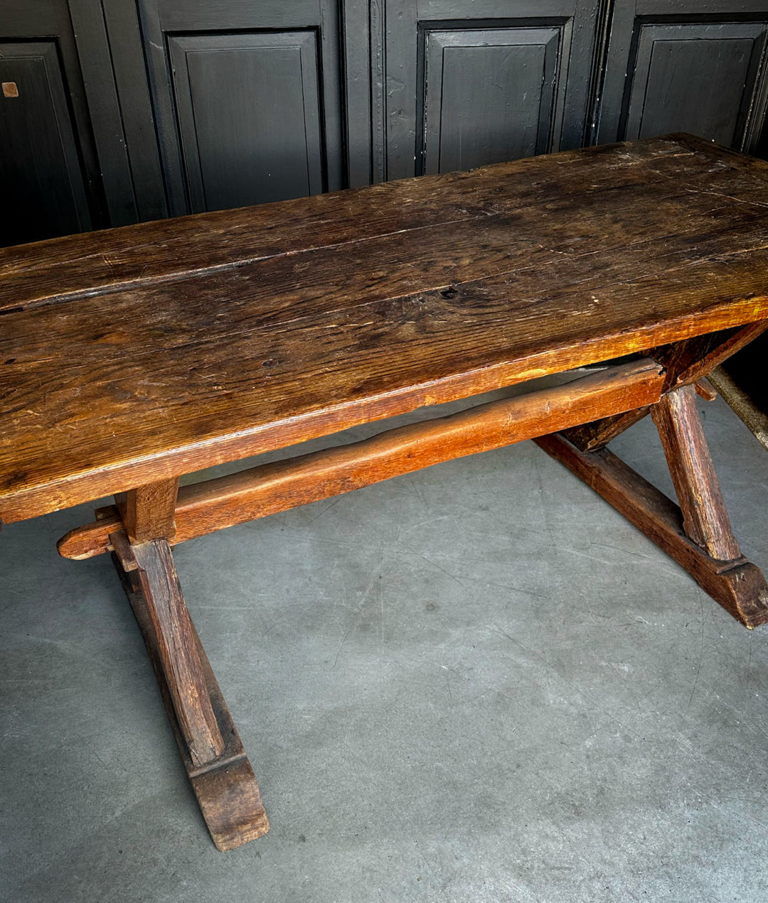 Oude vintage klooster tafel