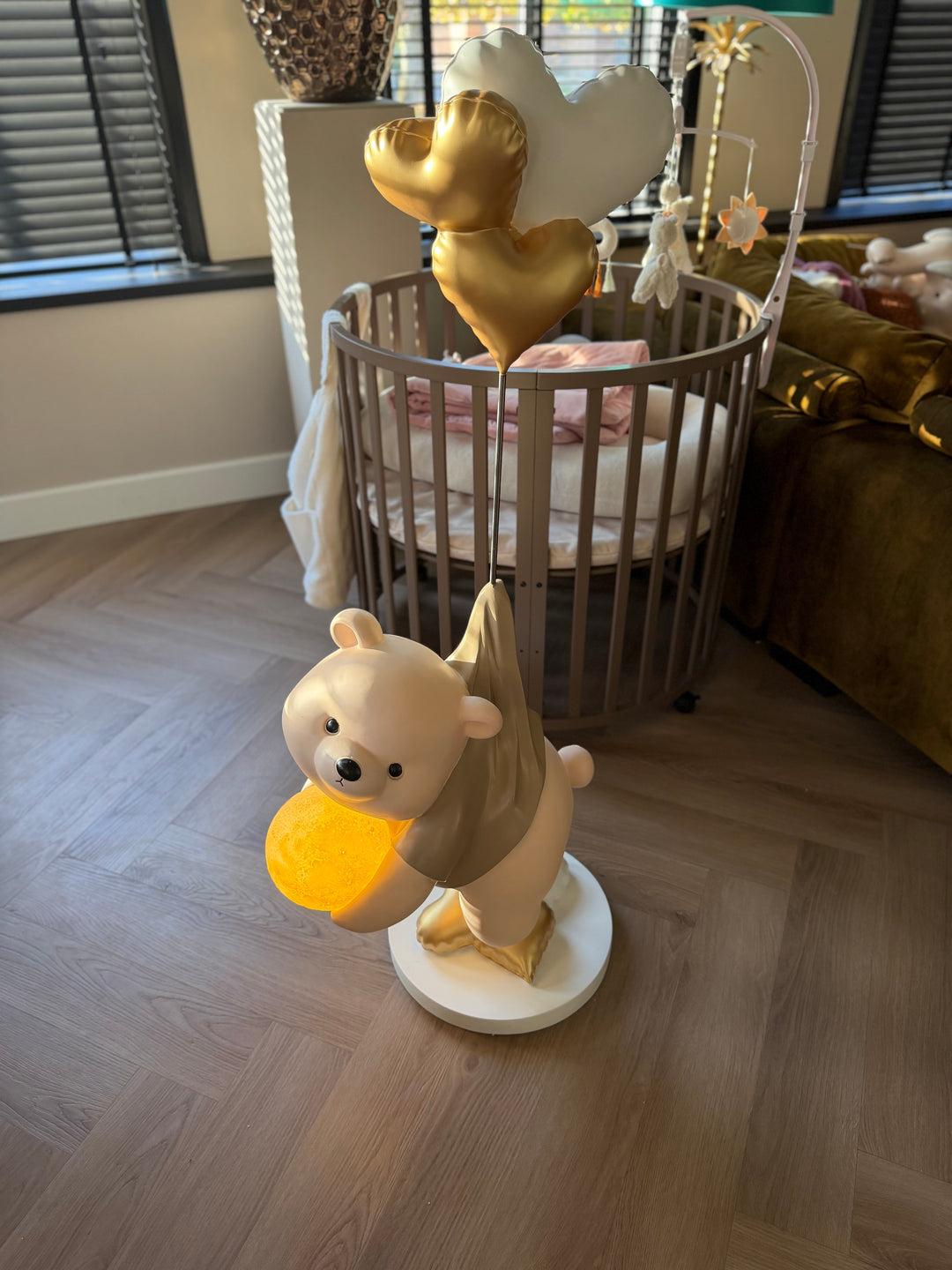 Baby Beer met Lichtgevende Maan – Luxe Decorlamp 135 cm