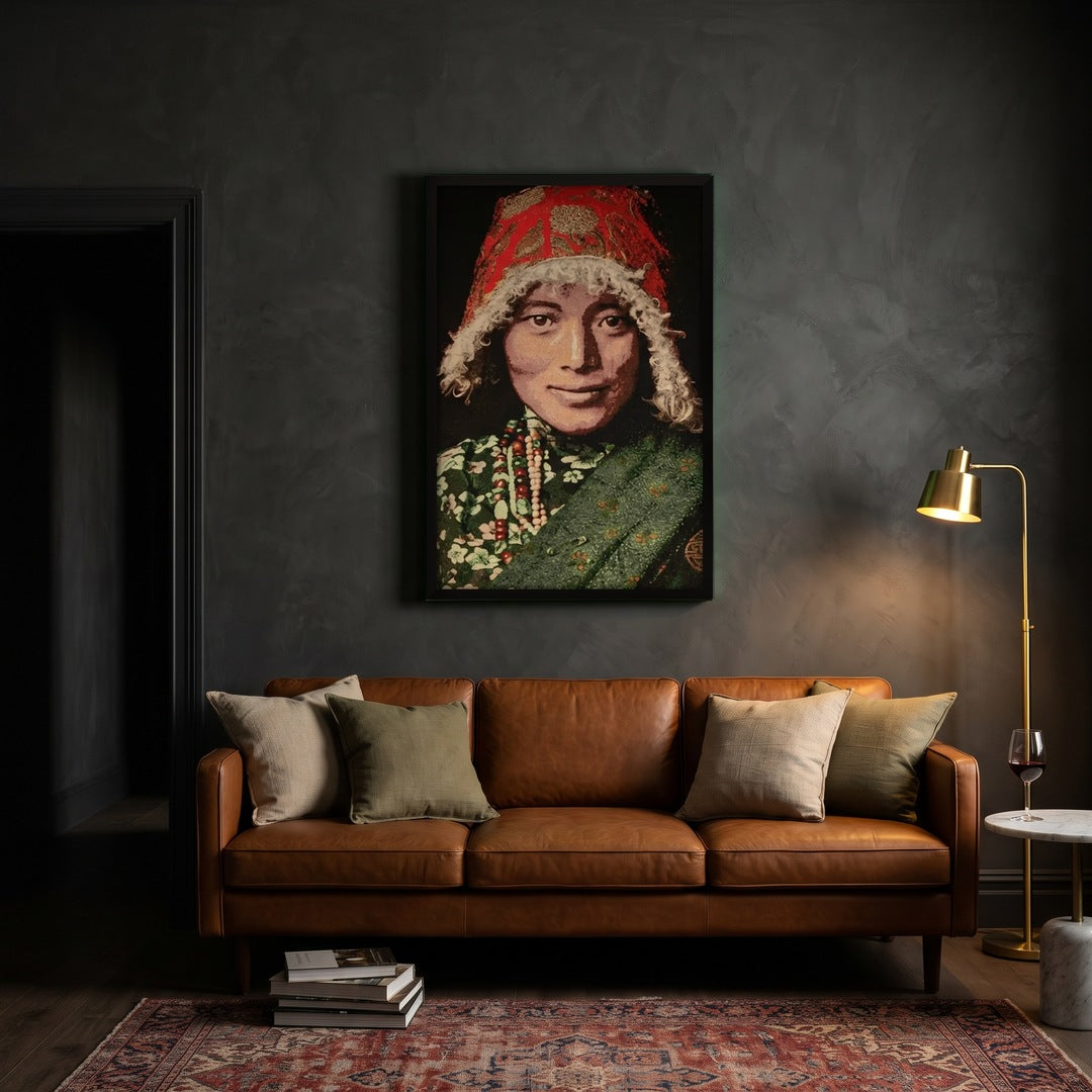 Tibetaanse vrouw gobelin met zwarte lijst boven cognac leren bank in warme woonkamer