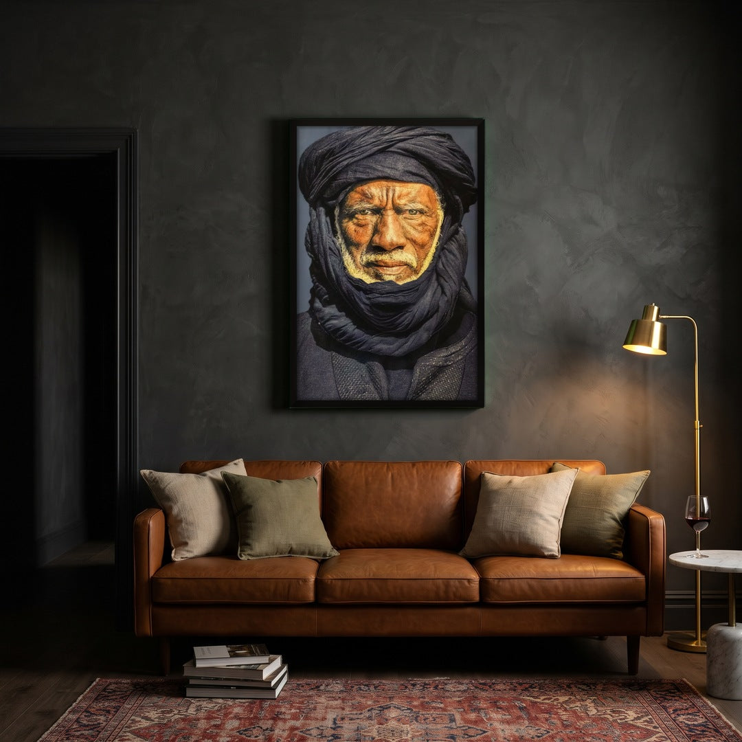 Tuareg man blauw gobelin met zwarte lijst boven cognac leren bank in warme woonkamer