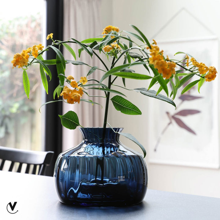Glyde Blue vaas – Mondgeblazen design van dik blauw glas Ø18,5xH14,5