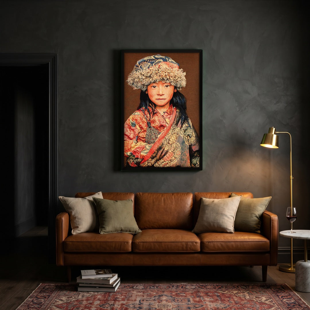 Tibetaans meisje taupe gobelin met zwarte lijst boven cognac leren bank in warme woonkamer