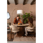 Ronde travertin eettafel Arda in een woonkamer met naturel interieur