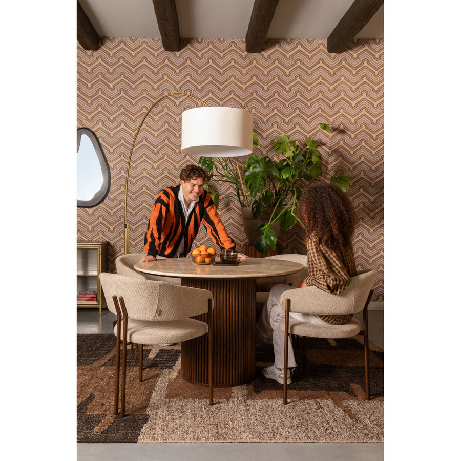 Ronde travertin eettafel Arda in een woonkamer met naturel interieur