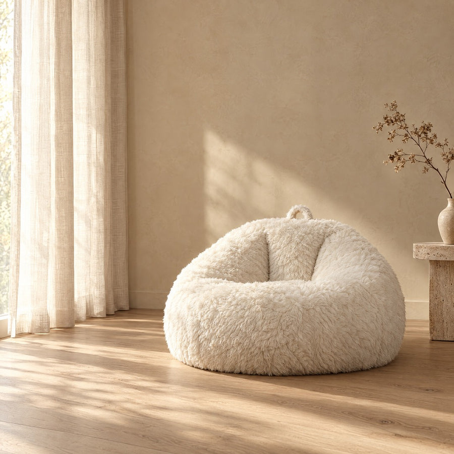 Elsa fluffy lounge stoel Dove white in lichte woonkamer