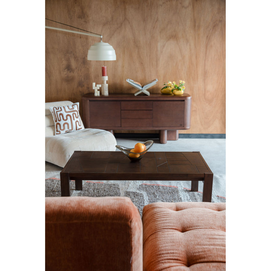 Massief houten salontafel Bruneau in een woonkamer