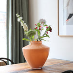 Kagera Pastel Peach Vaas – Mondgeblazen Glas in Oranje & Roze – Stijlvolle Interieuraanvulling
