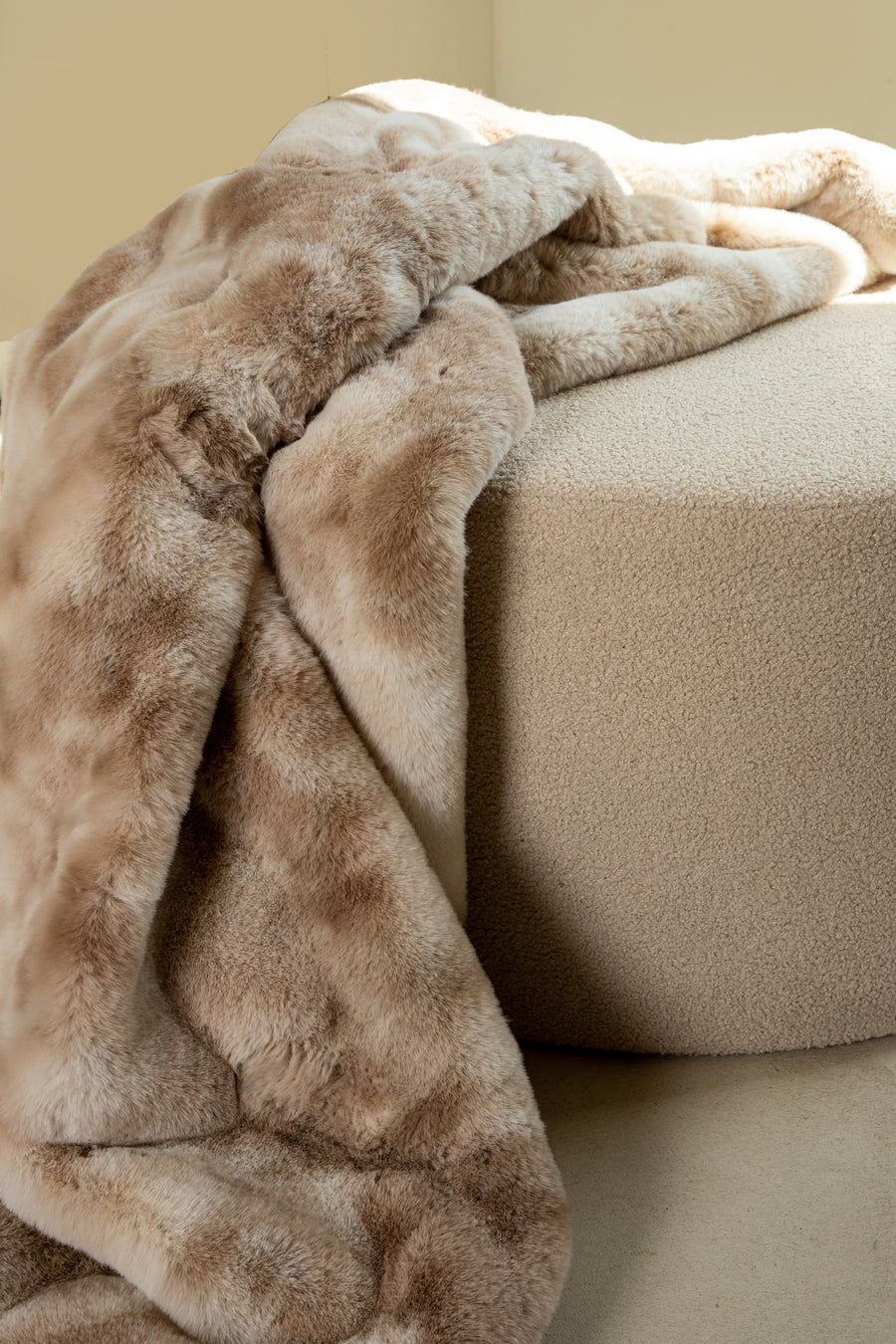 PTMD Linde Bontplaid in Giftbox 150x200 cm – Beige