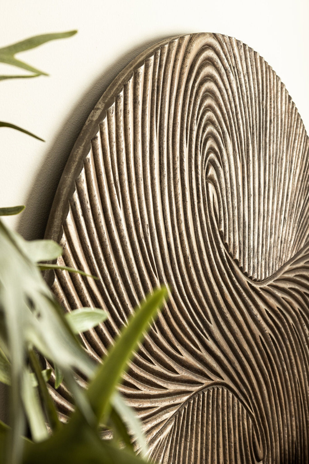 Bruin swirl wandpaneel boven een bank in het interieur